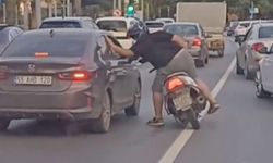 Trafikte tartışma büyüdü: Motosikletli sürücü otomobile vurdu