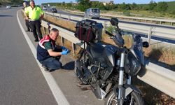Bariyere çarpan motosiklet 400 metre sürüklendi!