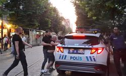 Eskişehir İsmet İnönü Caddesi’nde alkollü şahıs krizi: Polis müdahale etti