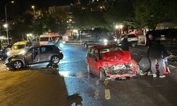 İki otomobil kafa kafaya çarpıştı: 2 yaralı!