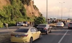 Otomobil refüjü aşıp karşı şeride geçti: 4 yaralı!