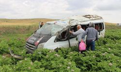 Minibüs tarlaya uçtu: 1 ölü, 4 yaralı