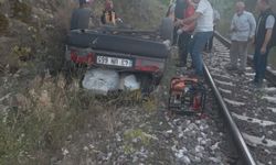 Otomobil şarampolden tren yoluna uçtu