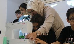 Atık kumaşlardan kitap ayracı üretiyorlar