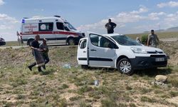 Lastiği patlayan hafif ticari araç takla attı: 2 yaralı