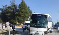 Refüje çıkan yolcu otobüsü direğe çarptı: 6 yaralı