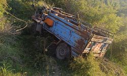 Uçurumdan aşağı düşen patpatta 3 kişi yaralandı