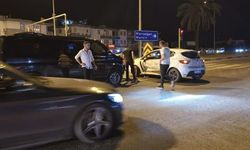 Kırmızı ışık ihlali yapan tur minibüsü otomobile çarptı
