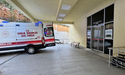 Kendi karnına iki kez bıçak saplayan adam ağır yaralandı