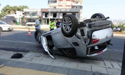 Çarpışan otomobillerden biri ters döndü, diğerinin iki tekeri gövdeden ayrıldı