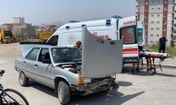 Otomobillerin çarpıştığı kaza kamerada: 2 yaralı
