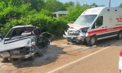 Ambulans ile otomobil çarpıştı: 1 ölü, 3 yaralı