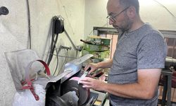 Görme engeline rağmen 25 yıldır bıçak biliyor