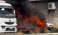 Terk edilmiş araçlar alev alev yandı, tır son anda kurtarıldı