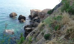 Falezlerden deniz kenarına inip mahsur kalan 3 turist kurtarıldı