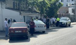 İki otomobil çarpıştı, duramayan araç evin duvarına çarptı