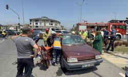 Otomobiller çarpıştı, yolcu araçta sıkıştı: 3 yaralı