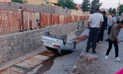 El frenini indirdiği otomobil tahliye kanalına uçtu!