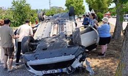 Ters dönen araçta sıkışan sürücüyü itfaiye kurtardı!