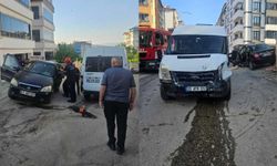 Minibüs ile otomobilin çarpıştı