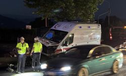Ambulans ile çarpışan otomobilde can pazarı