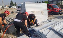 Üzerlerine mermer devrilen işçilerden biri hayatını kaybetti