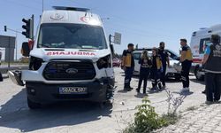Ambulans ile otomobil kavşakta çarpıştı: 5 yaralı