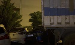 Park halinde freni patlayan kamyon, 5 araca zarar verdi