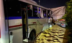 Yolun kenarında duran tıra işçi servisi çarptı