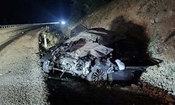 Yolcu otobüsü ile otomobil çarpıştı: 1 ölü, 8 yaralı
