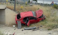 Hurdaya dönen otomobilden sağ kurtuldu