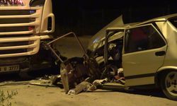 Park halindeki tıra çarpan otomobil hurdaya döndü: 1 yaralı