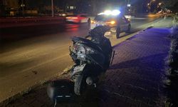 Bir araç motosiklete çarpıp kaçtı: 2 yaralı
