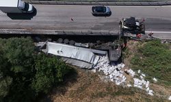 Kırıkkale'de un yüklü tır köprüden devrildi