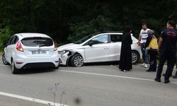 2 otomobil çarpıştı: 1'i çocuk 6 yaralı