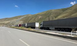 İran-İsrail gerginliği: Yüksekova Esendere Gümrük Kapısı'nda 2 kilometre tır kuyruğu oluştu