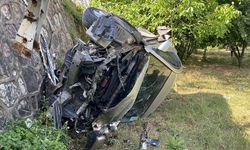 Otomobil 2 metre yükseklikten düştü