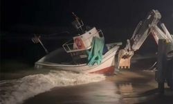 Sakarya'da 8 metrelik balıkçı teknesi karaya oturdu