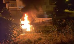 Park halindeki kamyon alev alev yandı