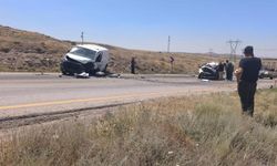 2 araç kafa kafaya çarpıştı: 1 ölü, 1 yaralı