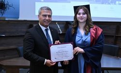 Anadolu Üniversitesi'nde mezuniyet coşkusu fakültelerde de sürdü
