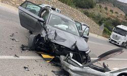 Bariyerlere çarpan otomobildeki 8 kişi yaralandı