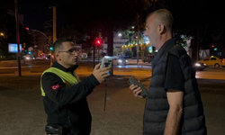 Uygulamayı görünce kaldırıma çıktı, yine kaçamadı