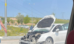 İki otomobil kafa kafaya çarpıştı: 8 yaralı
