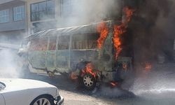 Seyir halindeki minibüs alev alev yandı!