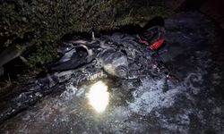 Yarış yaparken farları yanmayan otomobile çarpan motosikletler paramparça oldu: 1 ölü