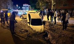 Ankara'da otomobil altyapı çalışmaları için açılan çukura düştü
