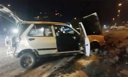 Hafif ticari araç ile otomobil çarpıştı