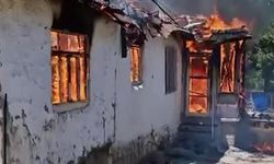 Kerpiç ev yangında küle döndü!