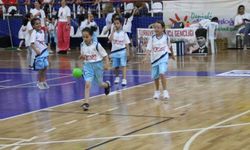 Minik Eller Hentbol Şenliğinde ödüller sahiplerini buldu